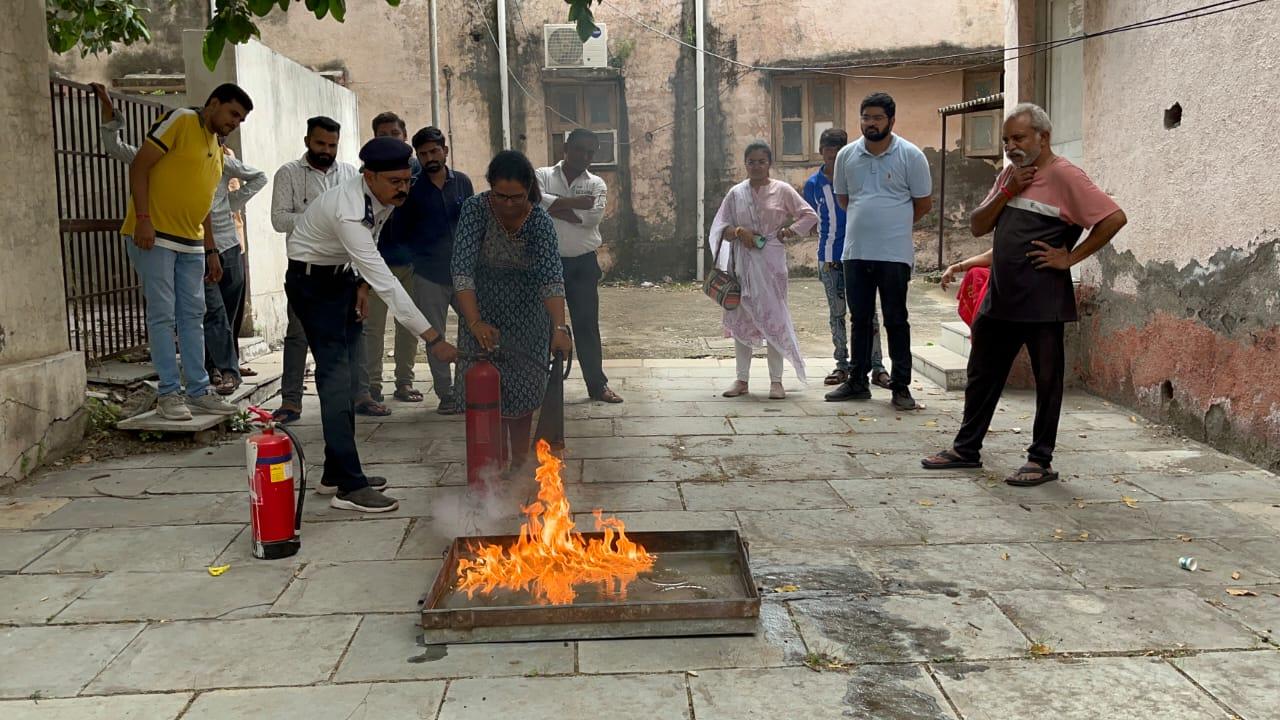 'Fire Basic Training' was organized at Sehore Hospital to prevent unexpected fire disaster.
