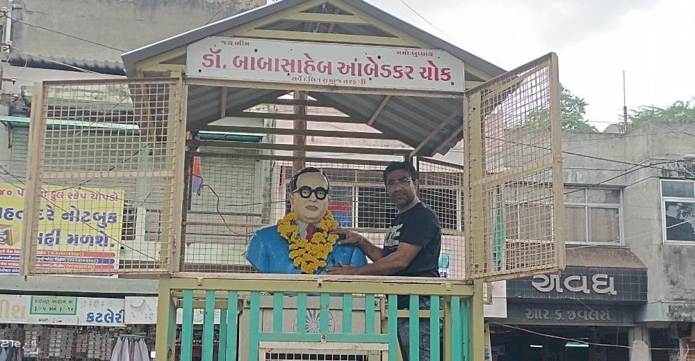 In Sihore every month from now Dr. Shiv Sena will send the message of country service by cleaning the statue of Babasaheb and offering flowers.