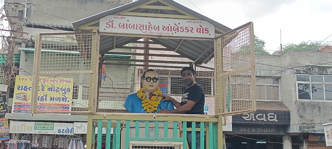 In Sihore every month from now Dr. Shiv Sena will send the message of country service by cleaning the statue of Babasaheb and offering flowers.