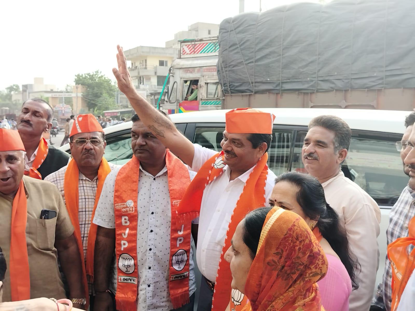 Sehore city BJP launched voter awareness campaign, going door to door to register Navin Yuva Dhan who completed 18 years as a voter.