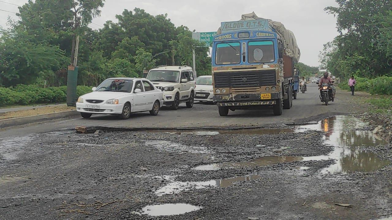 On Sihore Bhavnagar Highway, another pothole occurred at the same place