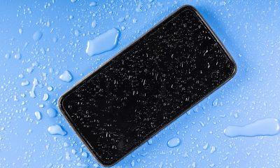 its-hard-to-carry-a-smartphone-with-you-in-the-rain-so-use-this-trick-water-wont-hurt