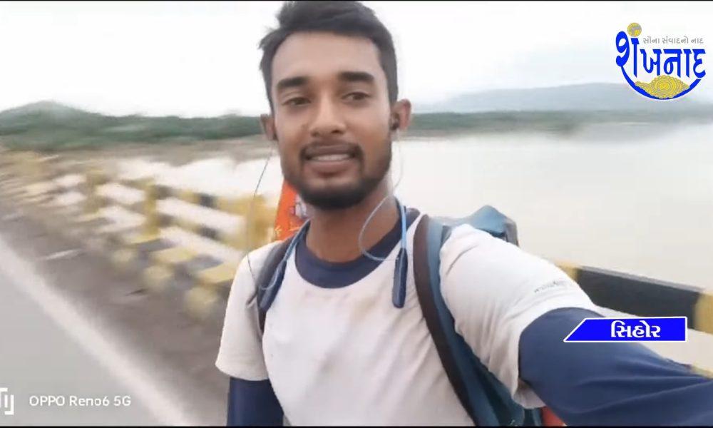 a-young-man-walked-from-bengals-pangaon-for-the-dussehra-of-12-jyotirlings