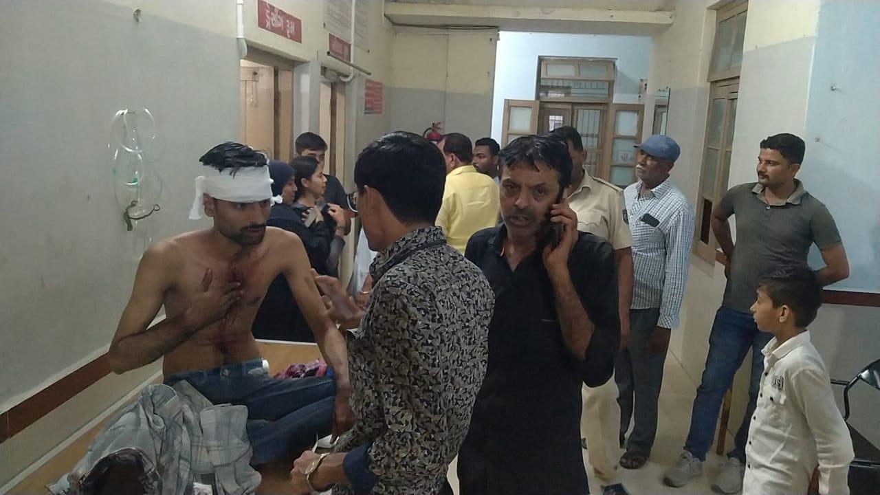 A bloody fight between two brothers of the Sihor Khoja community; Both are bleeding and under treatment