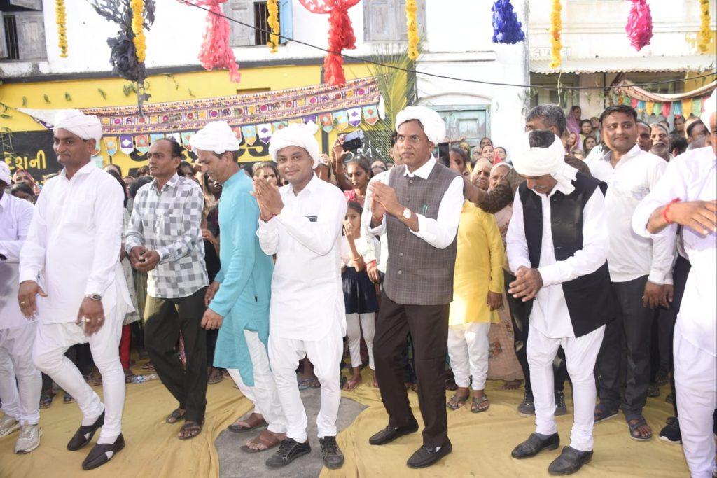 Shri Krishna Janmashtami program was held at Hanol village of Palitana in the presence of Union Minister Mansukh Mandaviya.