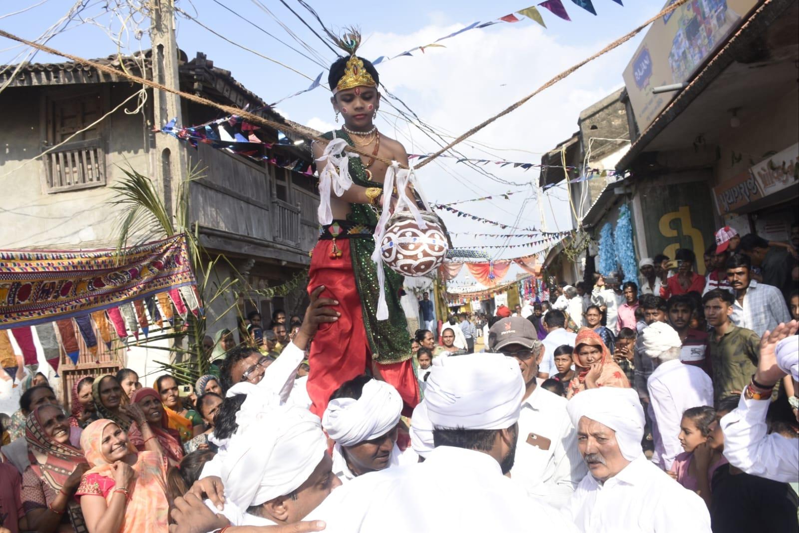 Shri Krishna Janmashtami program was held at Hanol village of Palitana in the presence of Union Minister Mansukh Mandaviya.