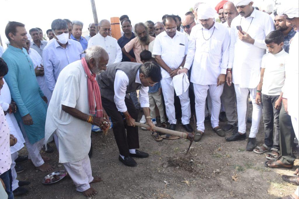 Shri Krishna Janmashtami program was held at Hanol village of Palitana in the presence of Union Minister Mansukh Mandaviya.