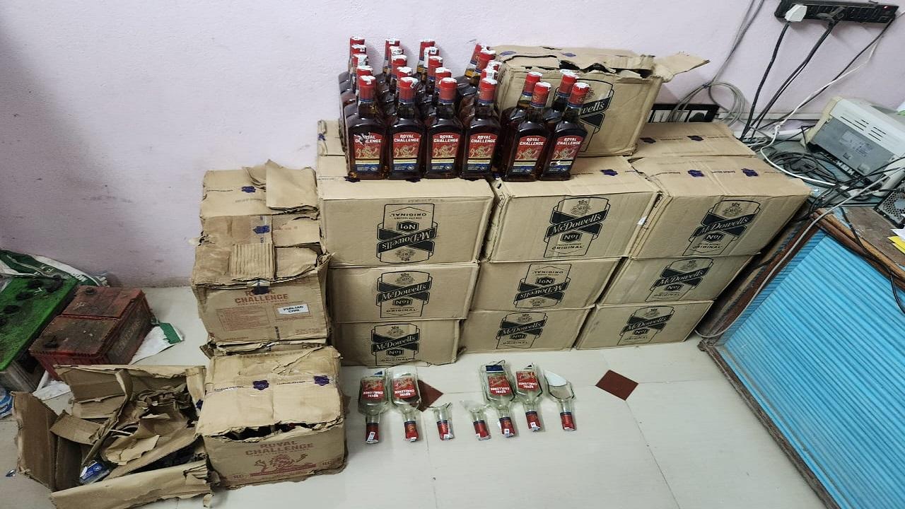 Sihore police chased a car full of English liquor on Ghangli road in film style; Two bootleggers escape