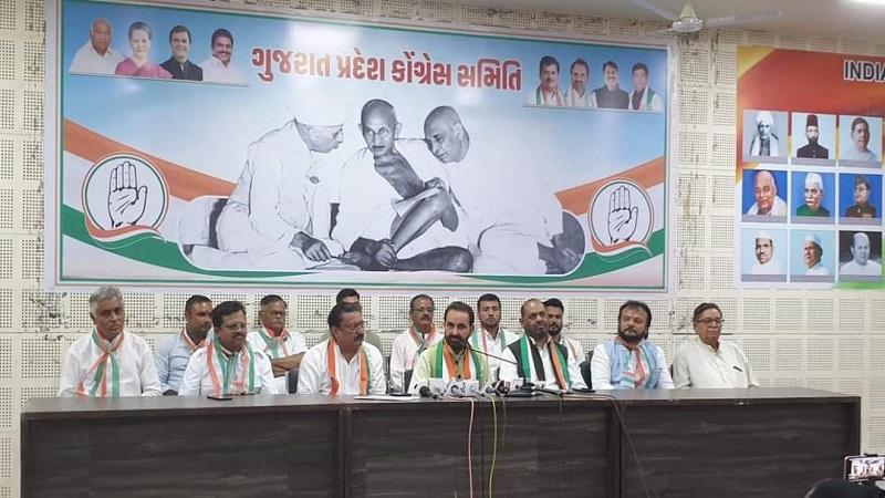 7 of BJP and 54 office bearers and workers of AAP formally joined the Congress by donning the tricolor sash at the hands of Shaktisinh Gohil.