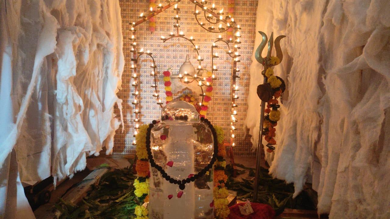 Ice Shivling; On the occasion of the month of Shravan in Sihore, darshan of the Amarnath-like snow Shivling was held