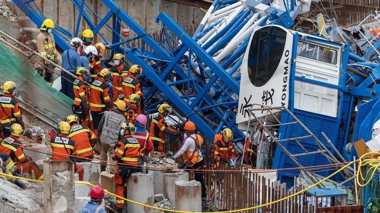 Horrific accident in China, 6 workers died when crane fell during construction