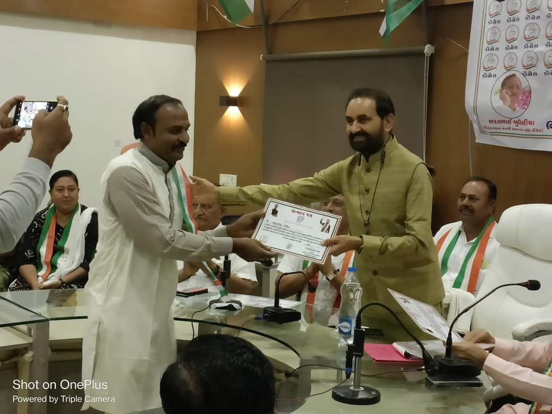 Shaktisinh honoring Bharat Jodi Yatra comrades of Bhavnagar City Congress by presenting certificates of honour.